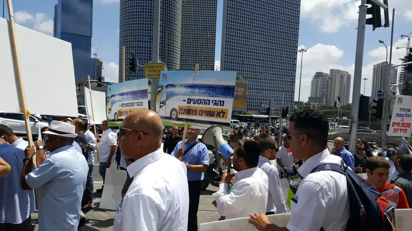 150 נהגים הפגינו נגד האלימות כלפיהם בקריית הממשלה בתל אביב ב-18 ביוני 2018 150 נהגים הפגינו נגד האלימות כלפיהם בקריית הממשלה בתל אביב ב-18 ביוני 2018