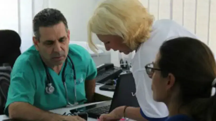 גונן שגב במרפאתו בניגריה גונן שגב במרפאתו בניגריה