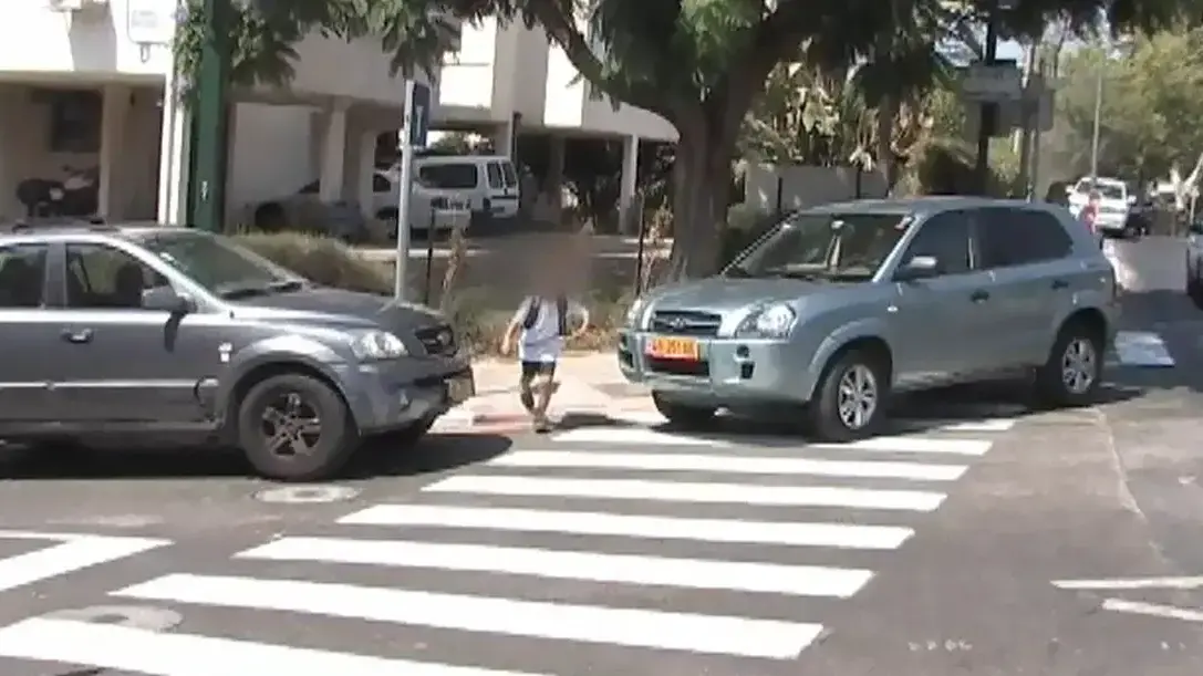 ילד מתפרץ לכביש ילד מתפרץ לכביש