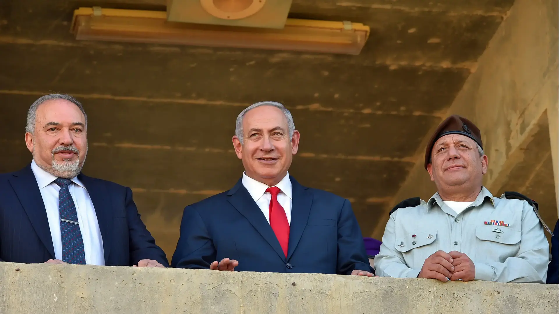 הרמטכ"ל גדי איזנקוט, ראש הממשלה בנימין נתניהו ושר הביטחון אביגדור ליברמן בטקס סיום בה"ד 1, 20 ביוני 2018 הרמטכ"ל גדי איזנקוט, ראש הממשלה בנימין נתניהו ושר הביטחון אביגדור ליברמן בטקס סיום בה"ד 1, 20 ביוני 2018