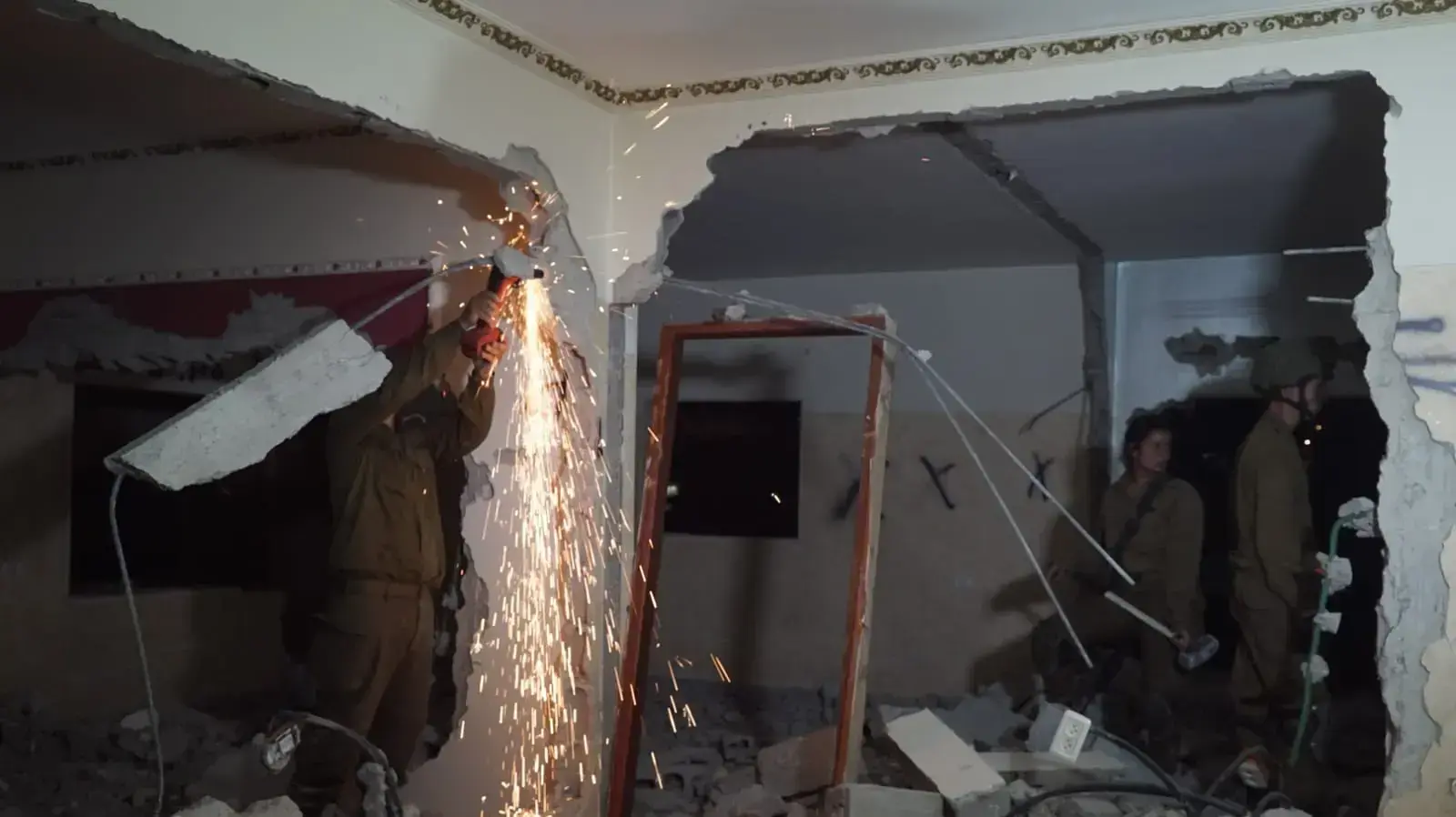 כוחות צה"ל הורסים את בית המחבל עלאא קבהא בברטעה כוחות צה"ל הורסים את בית המחבל עלאא קבהא בברטעה