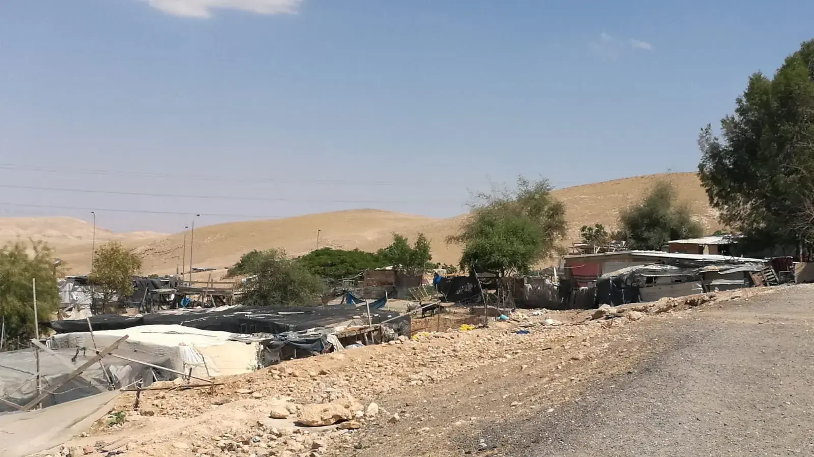 מבנים בכפר הבדואי חאן אל אחמר באזור מעלה אדומים, מאי 2018 מבנים בכפר הבדואי חאן אל אחמר באזור מעלה אדומים, מאי 2018