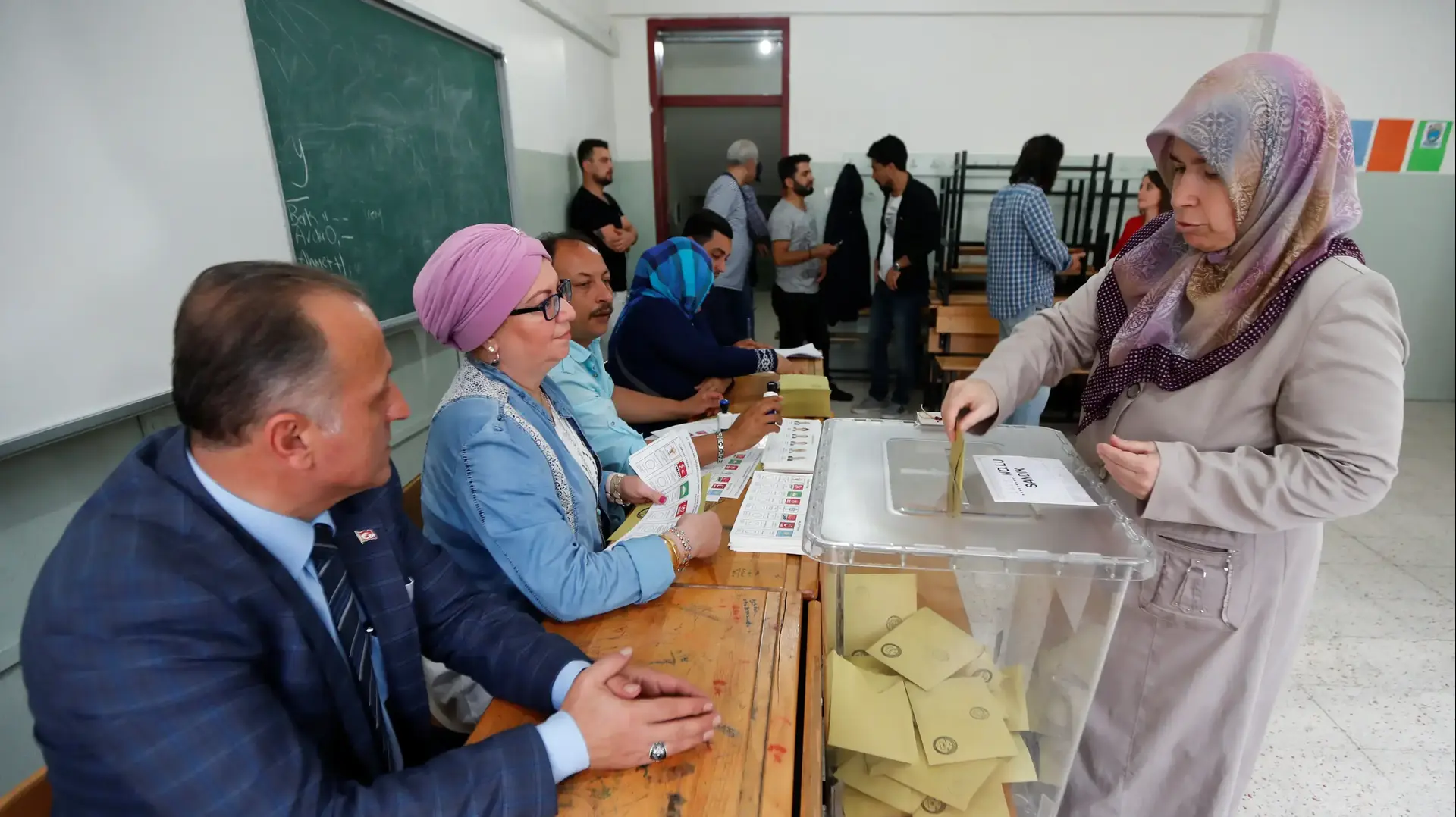 החלו הבחירות לנשיאות ולפרלמנט בטורקיה, אזרחים הגיעו להצביע בקלפיות החלו הבחירות לנשיאות ולפרלמנט בטורקיה, אזרחים הגיעו להצביע בקלפיות