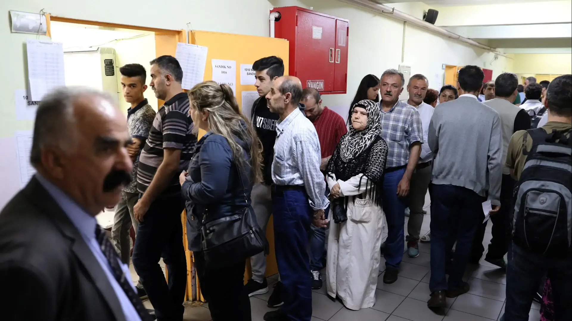 החלו הבחירות לנשיאות ולפרלמנט בטורקיה, אזרחים הגיעו להצביע בקלפיות החלו הבחירות לנשיאות ולפרלמנט בטורקיה, אזרחים הגיעו להצביע בקלפיות