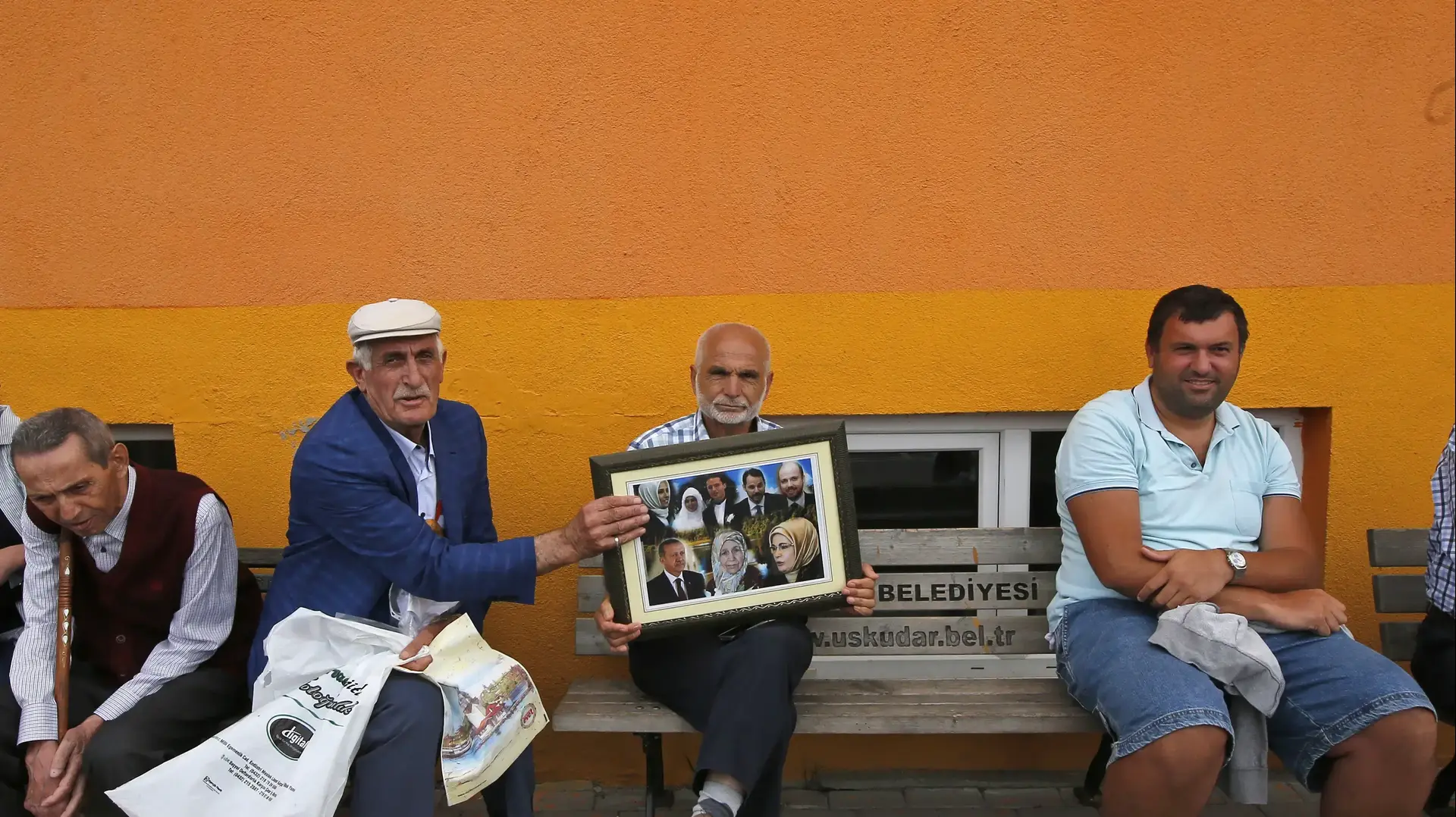 מצביעים מחוץ לקלפי שבה הצביע ארדואן באיסטנבול, טורקיה, 24 ביוני 2018 מצביעים מחוץ לקלפי שבה הצביע ארדואן באיסטנבול, טורקיה, 24 ביוני 2018