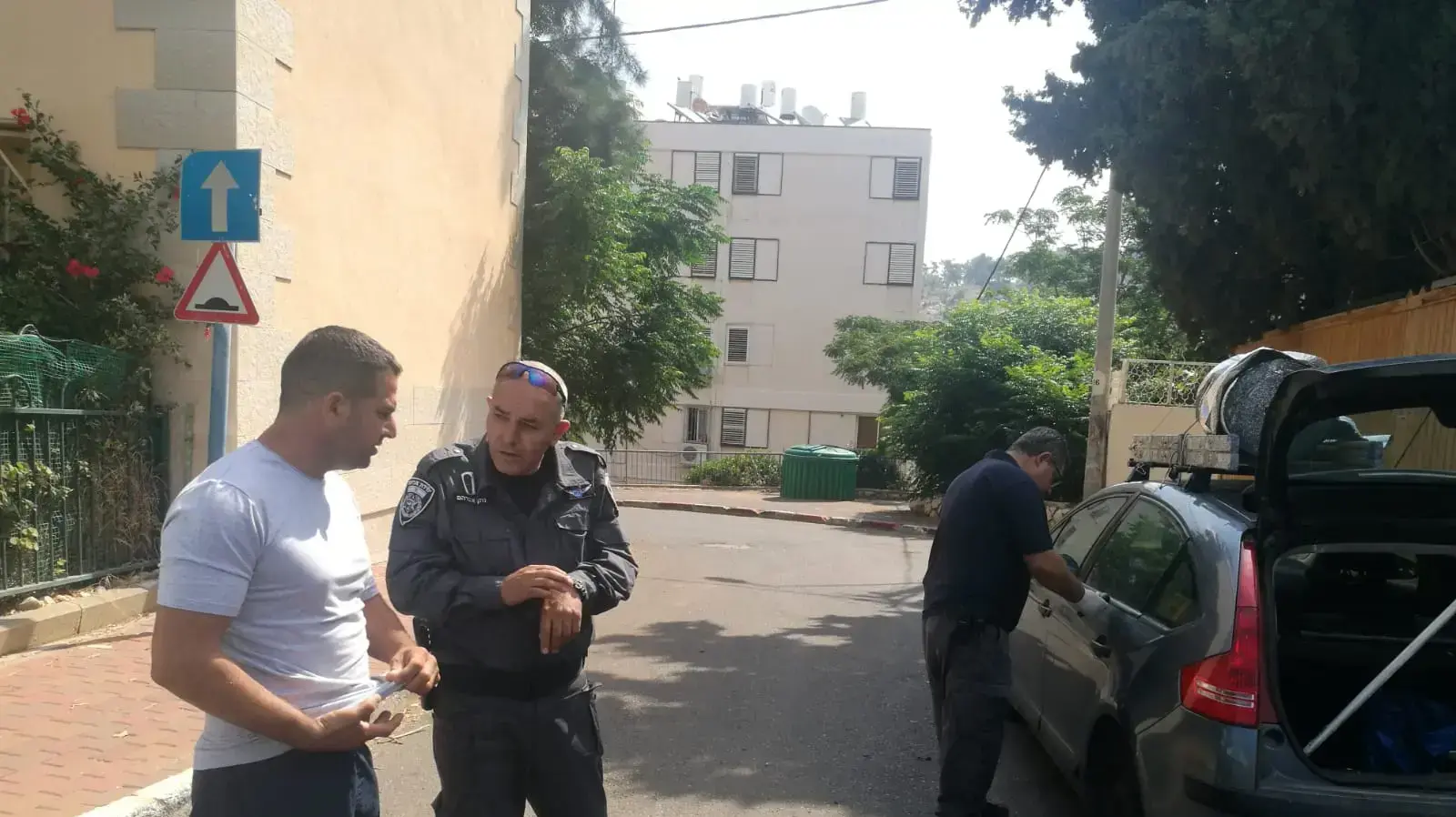 מני נפתלי, ליד מכוניתו שניזוקה במהלך הלילה בעפולהביוני 2018 מני נפתלי, ליד מכוניתו שניזוקה במהלך הלילה בעפולהביוני 2018