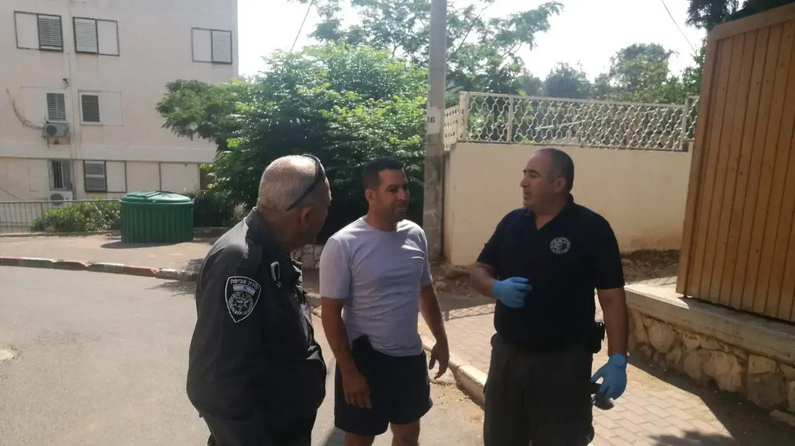 מני נפתלי, ליד מכוניתו שניזוקה במהלך הלילה בעפולהביוני 2018