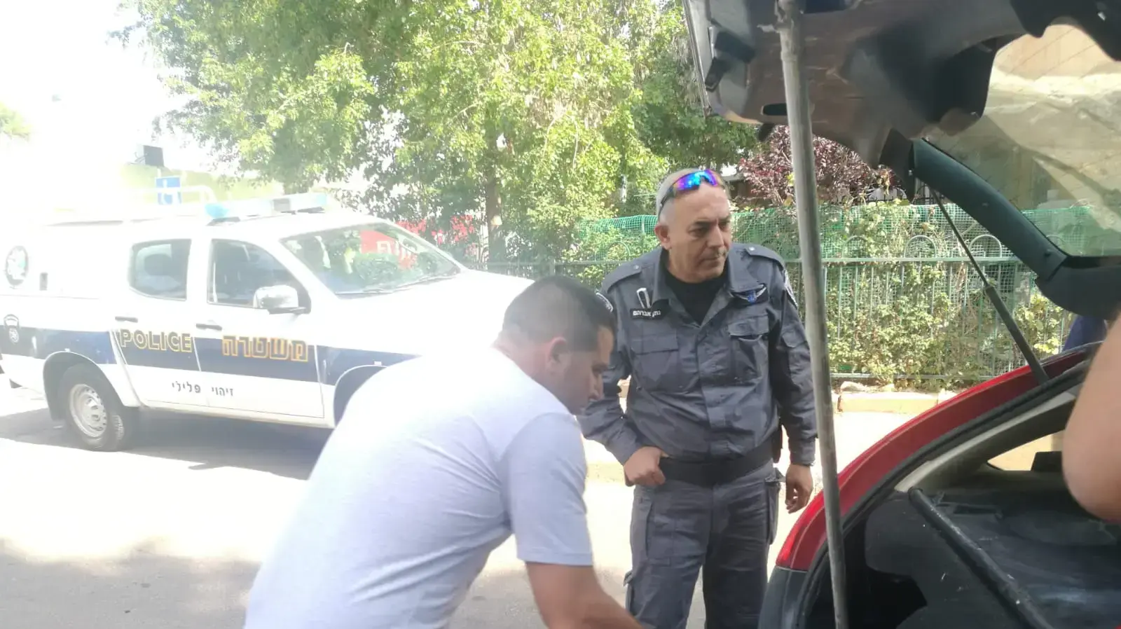 מני נפתלי, ליד מכוניתו שניזוקה במהלך הלילה בעפולהביוני 2018 מני נפתלי, ליד מכוניתו שניזוקה במהלך הלילה בעפולהביוני 2018