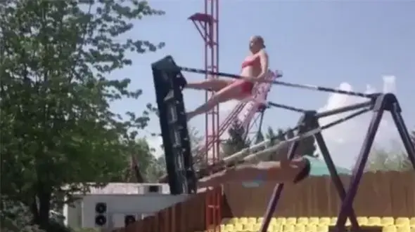 קופצת לבריכה מנדנדה קופצת לבריכה מנדנדה