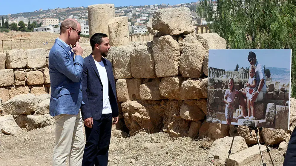 הנסיך וויליאם והנסיך הירדני חוסיין מבקרים בעיר העתיקה ג'ראש, ירדן, 25 ביוני הנסיך וויליאם והנסיך הירדני חוסיין מבקרים בעיר העתיקה ג'ראש, ירדן, 25 ביוני
