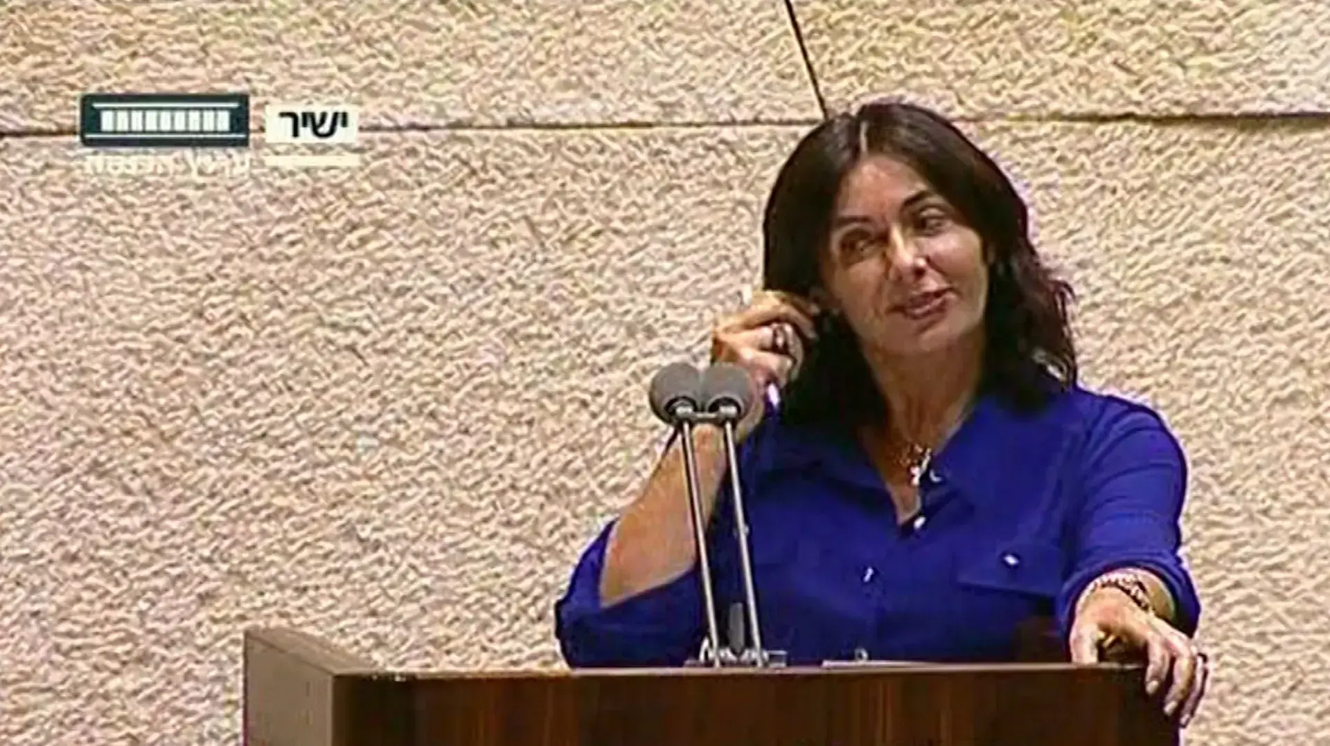 האם שרת התרבות רגב קיבלה עזרה מיועציה באמצעות אוזניה ב"שעת שאלות בכנסת"?