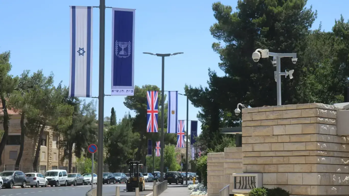 הכנות בבית הנשיא לקראת ביקורו של הנסיך וויליאם הכנות בבית הנשיא לקראת ביקורו של הנסיך וויליאם
