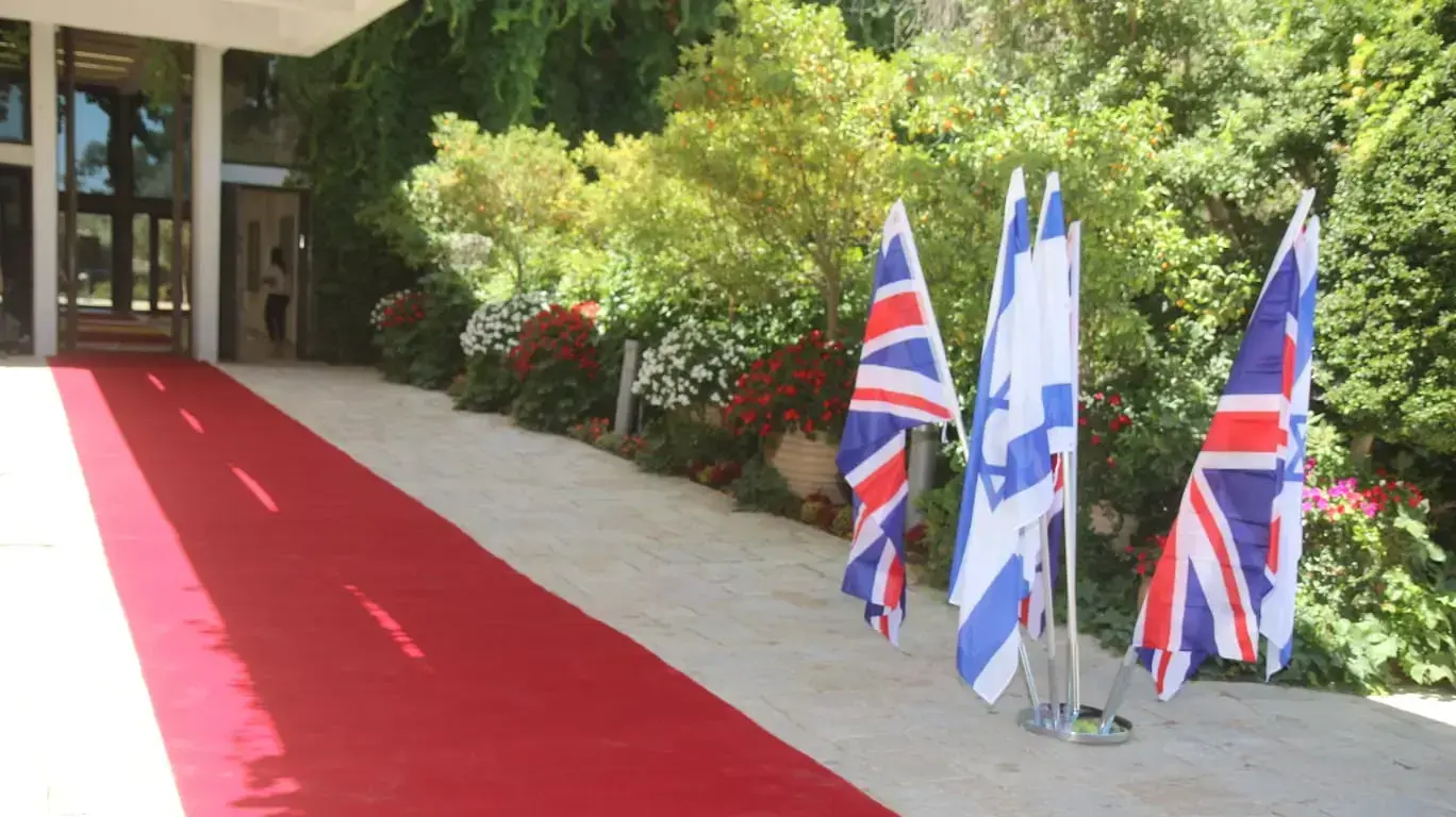 הכנות בבית הנשיא לקראת ביקורו של הנסיך וויליאם הכנות בבית הנשיא לקראת ביקורו של הנסיך וויליאם