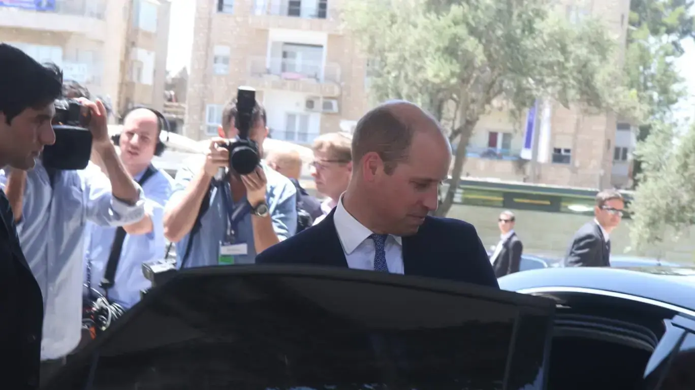 הנסיך וויליאם יוצא מבית הנשיא, 26 ביוני 2018 הנסיך וויליאם יוצא מבית הנשיא, 26 ביוני 2018