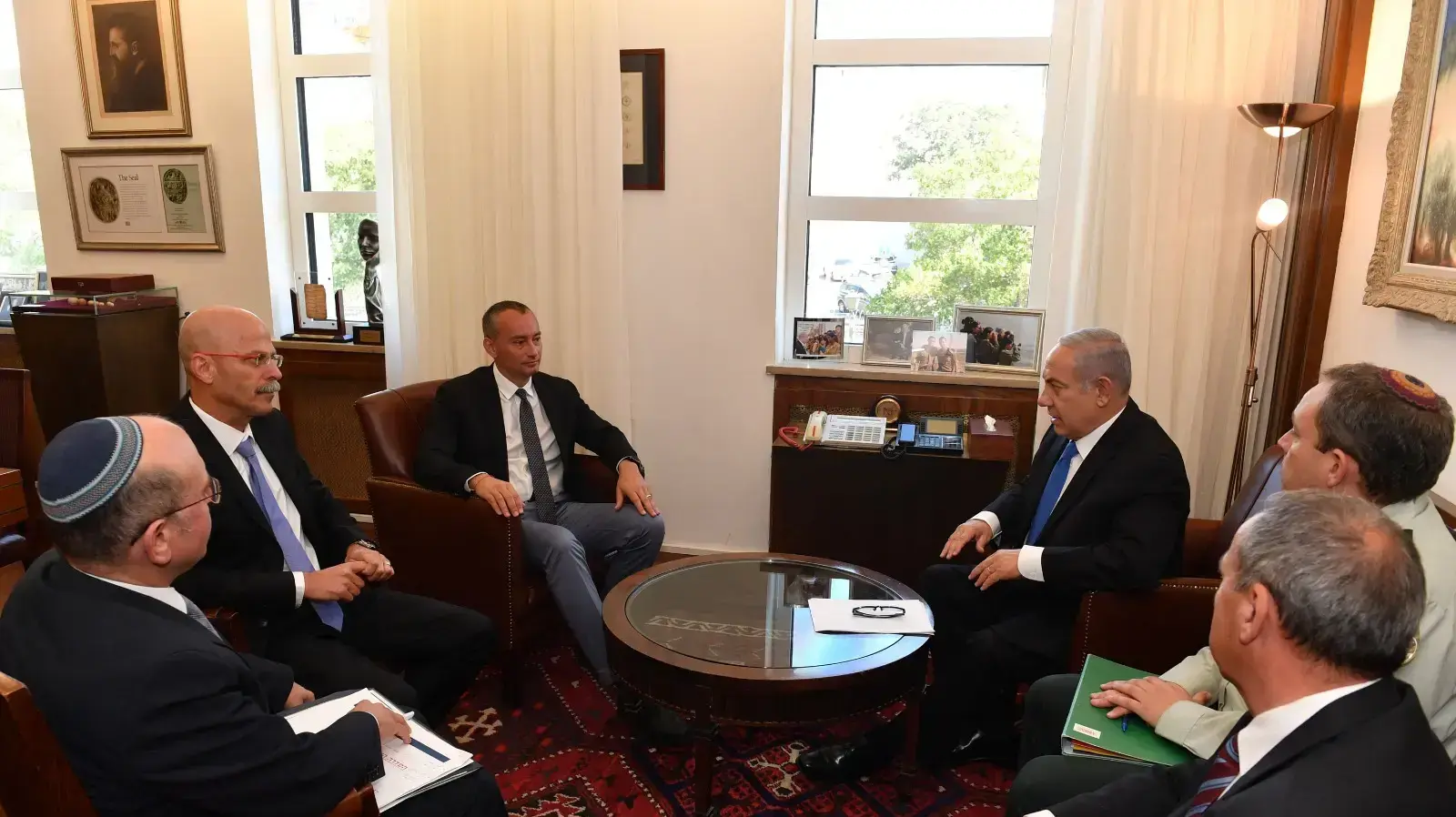 ראש הממשלה בנימין נתניהו בפגישתו עם שליח האו"ם למזרח התיכון ניקולאי מלאדנוב, המתאם המיוחד לעניני שבויים ונעדרים ירון בלום, המזכיר הצבאי אליעזר טולדנו, ראש המלל מאיר בן שבת ומנכ"ל משרד החוץ יובל רותם לשכת ראש הממשלה בירושלים.
