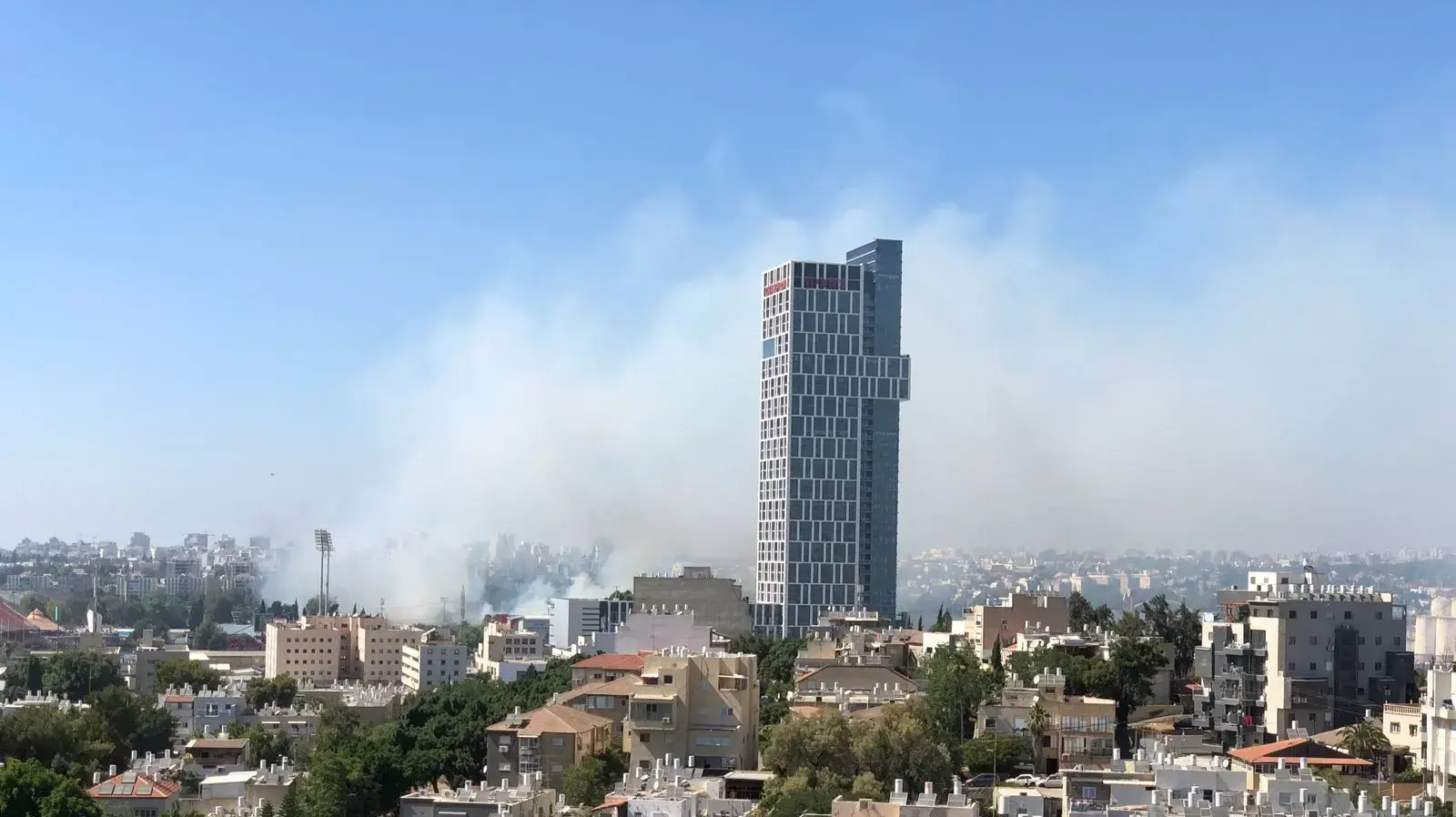 שריפה ליד תחנת רכבת בני ברק 26 ביוני 2018 שריפה ליד תחנת רכבת בני ברק 26 ביוני 2018