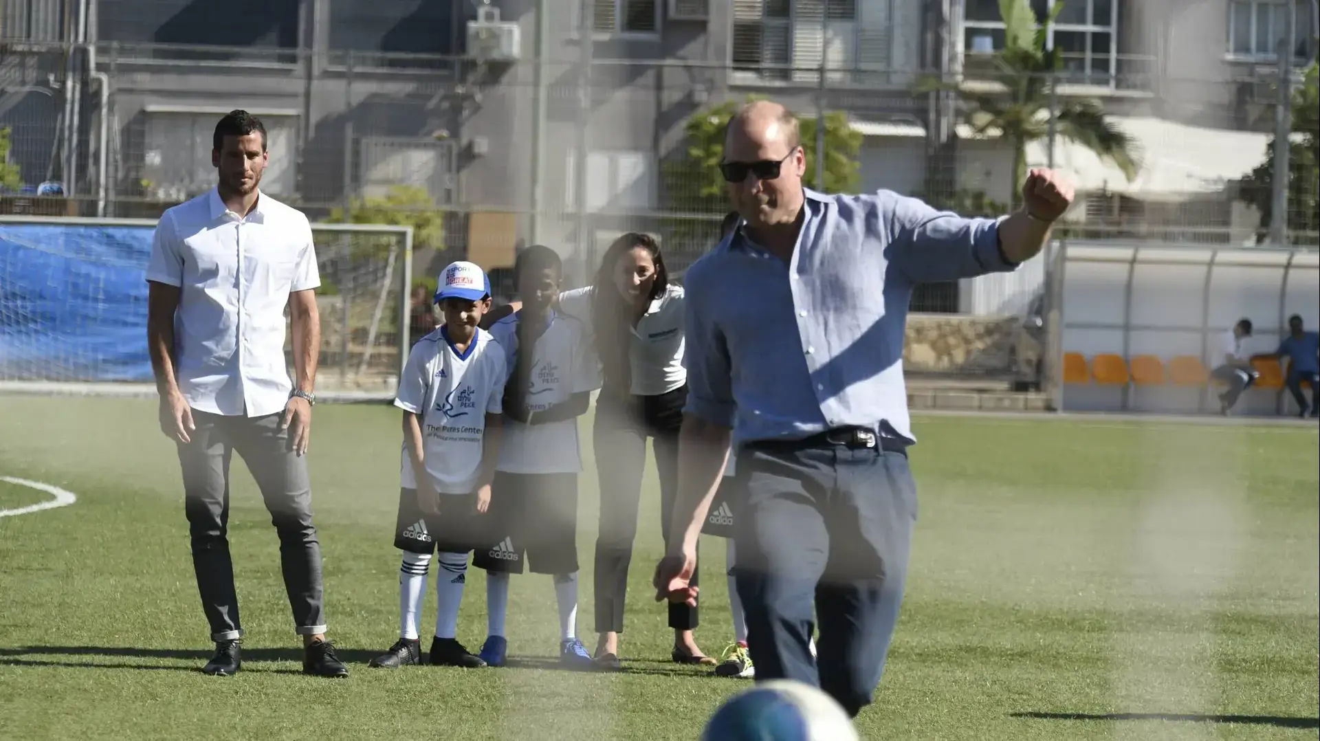 משחק כדורגל מטעם שער שוויון ומרכז פרס לשלום וחדשנות בהשתתפות הנסיך וויליאם ילדים יהודים וערבים, אצטדיון נווה-גולן, יפו משחק כדורגל מטעם שער שוויון ומרכז פרס לשלום וחדשנות בהשתתפות הנסיך וויליאם ילדים יהודים וערבים, אצטדיון נווה-גולן, יפו