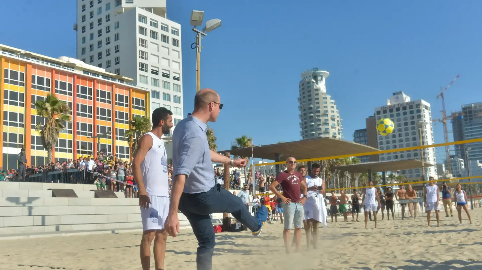 הנסיך וויליאם בעת ביקרו בחוף פרישמן בתל אביב 26 ביוני 2018 הנסיך וויליאם בעת ביקרו בחוף פרישמן בתל אביב 26 ביוני 2018