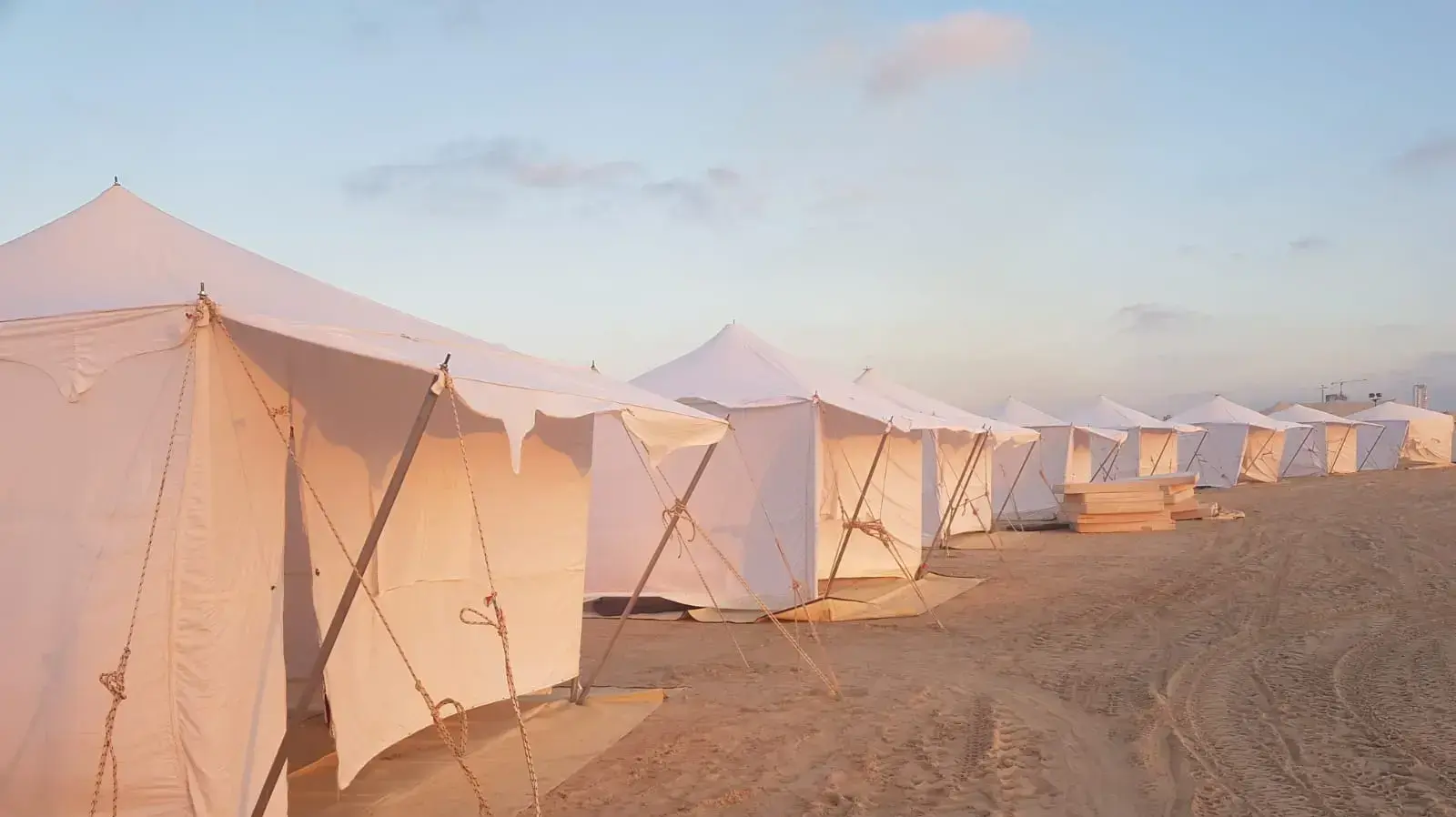 אוהלים המסכנים צבי ים שהוקמו לקראת מסיבת חוף בחדרה אוהלים המסכנים צבי ים שהוקמו לקראת מסיבת חוף בחדרה