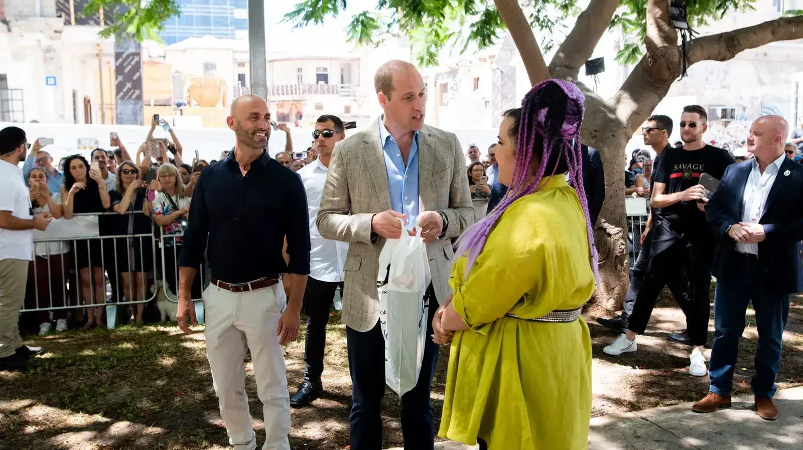 נטע ברזילי נותנת לנסיך וויליאם מיני לופר בשדרות רוטשילד בתל אביב נטע ברזילי נותנת לנסיך וויליאם מיני לופר בשדרות רוטשילד בתל אביב