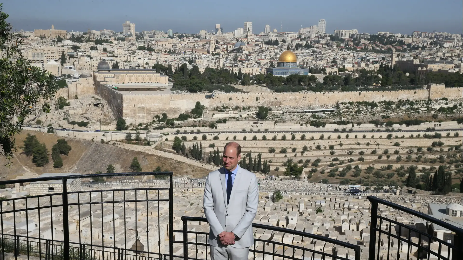 הנסיך ויליאם במהלך ביקורו בהר הזיתים, 28 ביוני 2018 הנסיך ויליאם במהלך ביקורו בהר הזיתים, 28 ביוני 2018