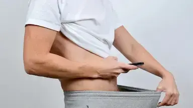 גבר מצלם את איבר המין שלו באמצעות הטלפון הנייד גבר מצלם את איבר המין שלו באמצעות הטלפון הנייד