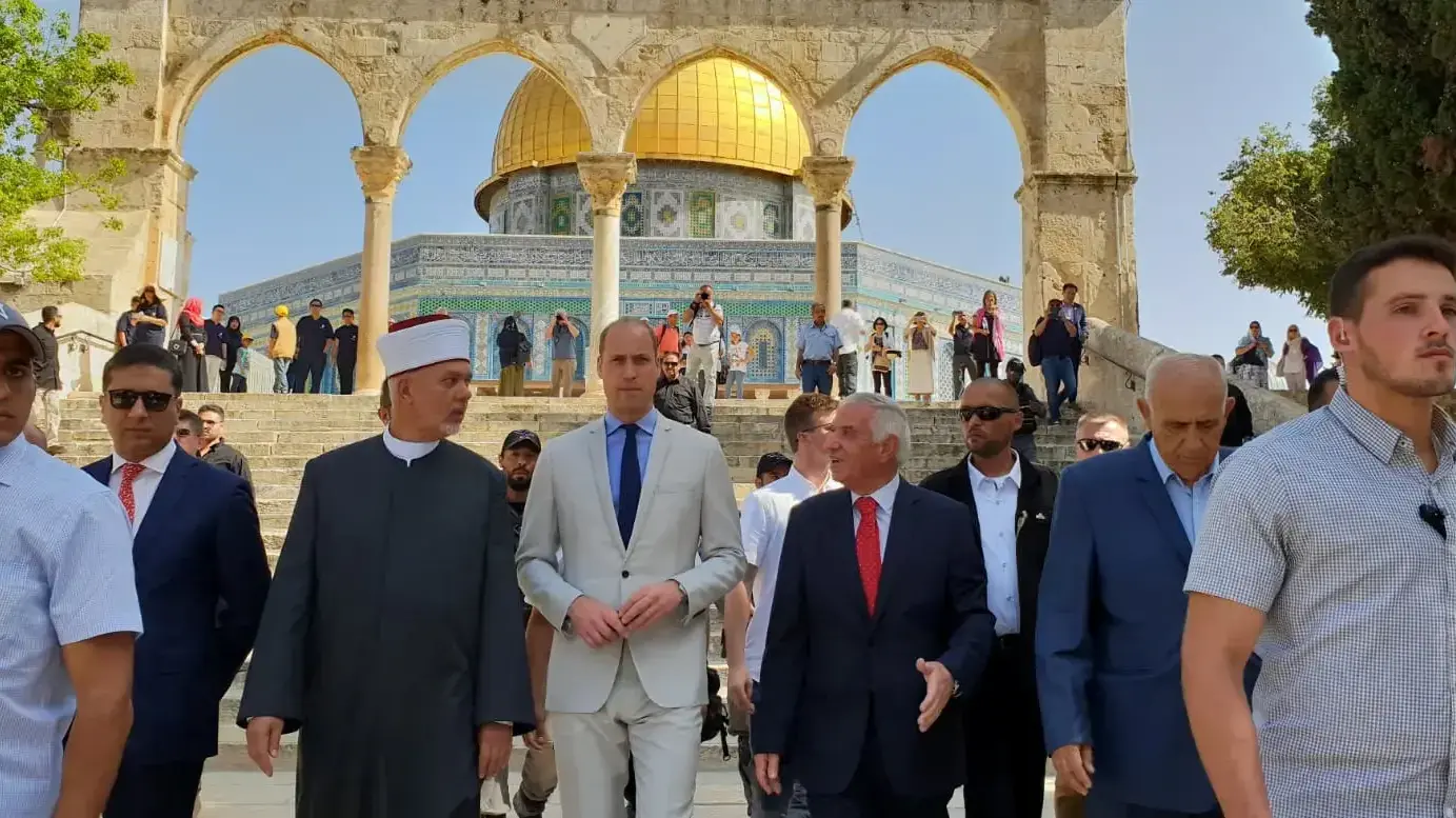 הנסיך ויליאם במהלך ביקורו בהר הבית 28 ביוני 2018 הנסיך ויליאם במהלך ביקורו בהר הבית 28 ביוני 2018