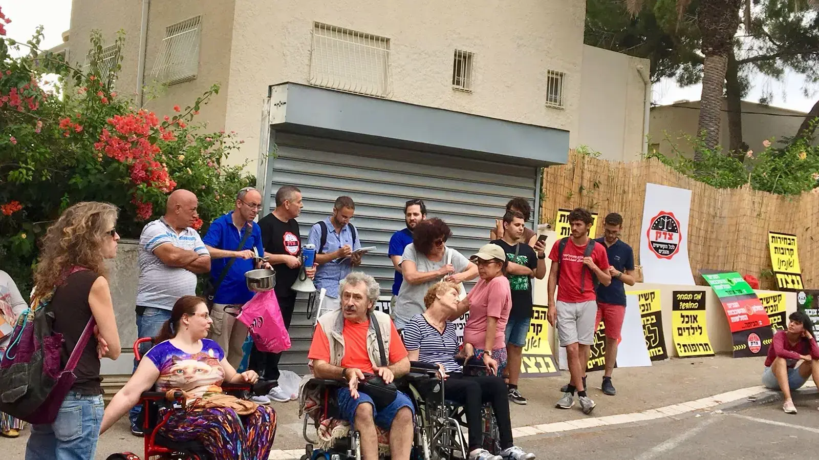 הפגנות למען העלאת קיצבאות הנכות מול מעונו של כחלון בחיפה, 28 ביוני 2018 הפגנות למען העלאת קיצבאות הנכות מול מעונו של כחלון בחיפה, 28 ביוני 2018