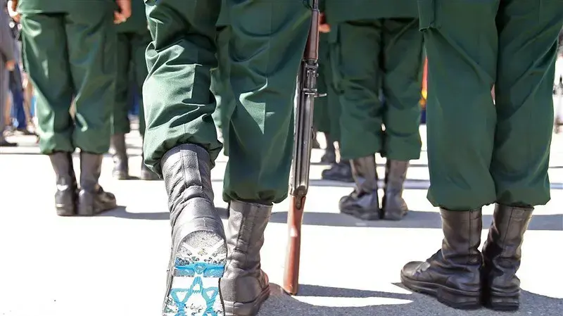 בוגר משמרות המהפכה צועד על דגל ישראל בטקס בטהראן, איראן, 30 ביוני 2018