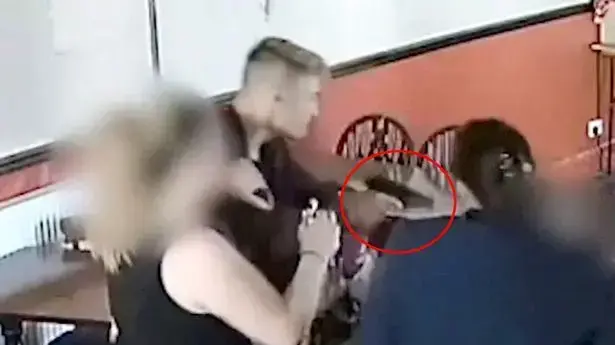 הבן שולף אקדח על המאהבת של אבא שלו