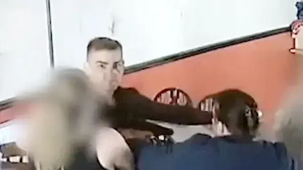 הבן שולף אקדח על המאהבת של אבא שלו הבן שולף אקדח על המאהבת של אבא שלו