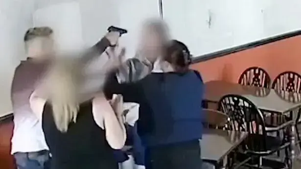 הבן שולף אקדח על המאהבת של אבא שלו הבן שולף אקדח על המאהבת של אבא שלו