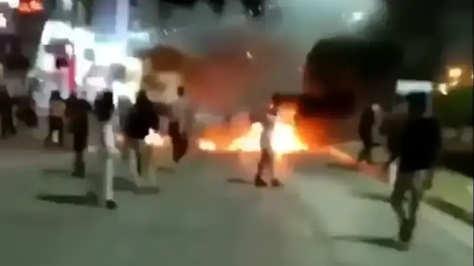 "מוות לדיקטטור!" - טהרן: אלפי מפגינים מוחים נגד המצב הכלכלי ונגד המשטר - כוחות הביטחון הגיבו בגז מדמיע "מוות לדיקטטור!" - טהרן: אלפי מפגינים מוחים נגד המצב הכלכלי ונגד המשטר - כוחות הביטחון הגיבו בגז מדמיע