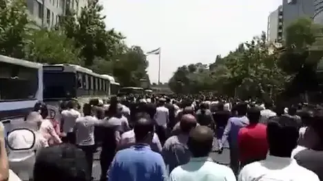 "מוות לדיקטטור!" - טהרן: אלפי מפגינים מוחים נגד המצב הכלכלי ונגד המשטר - כוחות הביטחון הגיבו בגז מדמיע "מוות לדיקטטור!" - טהרן: אלפי מפגינים מוחים נגד המצב הכלכלי ונגד המשטר - כוחות הביטחון הגיבו בגז מדמיע