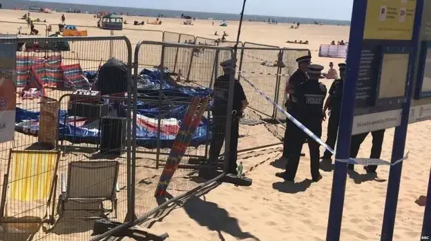 ילדה קפצה על מתקן מתנפח בחוף ים באנגליה ונהרגה לאחר שהתפוצץ ילדה קפצה על מתקן מתנפח בחוף ים באנגליה ונהרגה לאחר שהתפוצץ