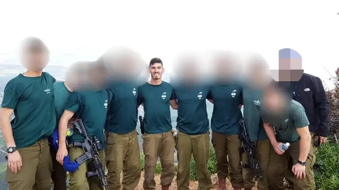 נ' ולוחם דובדבן שירה בחברו בתמונה משותפת עם היחידה נ' ולוחם דובדבן שירה בחברו בתמונה משותפת עם היחידה
