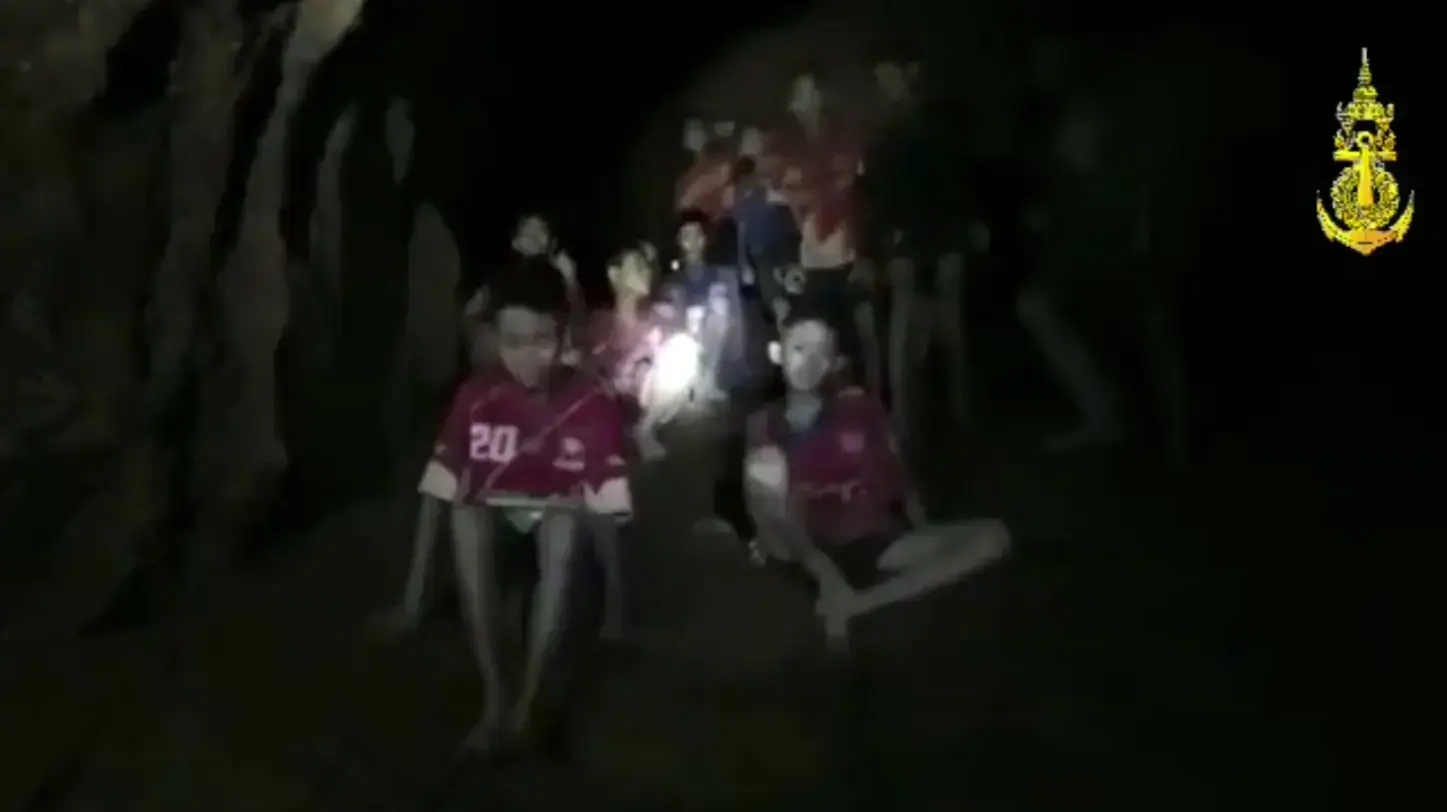 הנערים שנלכדו במערה במחוז צ'אנג ראי בתאילנד לאחר איתורם בידי צוותי החילוץ, 3 ביולי 2018 הנערים שנלכדו במערה במחוז צ'אנג ראי בתאילנד לאחר איתורם בידי צוותי החילוץ, 3 ביולי 2018