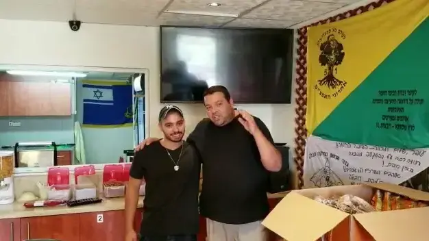 "המערכת השתפנה"- לוחם כפיר לשעבר, שריצה מאסר בגין הריגת מחבל פצוע בחברון - חזר לביקור בעיר האבות


תיעוד: נהג האמבולנס, עופר אוחנה התעמת עם עימאד אבו שמסיה, הצלם של ארגון ב"צלם"