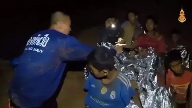 תיעוד חדש: הנערים מתאילנד מטופלים במערה
12 הנערים מקבלים טיפול רפואי מכוחות החילוץ תיעוד חדש: הנערים מתאילנד מטופלים במערה
12 הנערים מקבלים טיפול רפואי מכוחות החילוץ