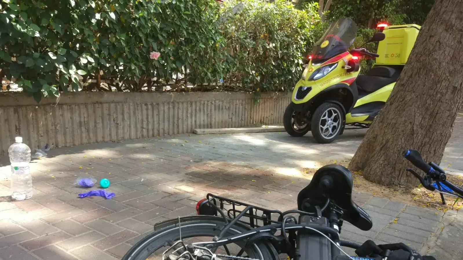 מקום התאונה שבה נפצע קשה רוכב אופנוע שנפל עליו חפץ כבד מאתר בנייה בחולון, 4 ביולי 2018 מקום התאונה שבה נפצע קשה רוכב אופנוע שנפל עליו חפץ כבד מאתר בנייה בחולון, 4 ביולי 2018