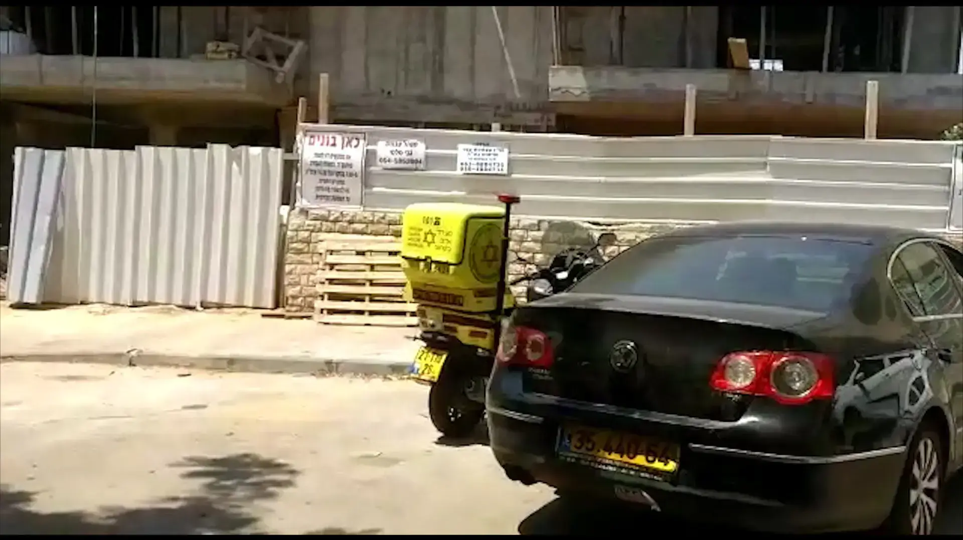 נפצע מפגיעת קרש - רוכב אופניים חשמליים בן 27 נפצע מחפץ שנפל מגובה באתר בנייה ברח' אצ"ל בחולון