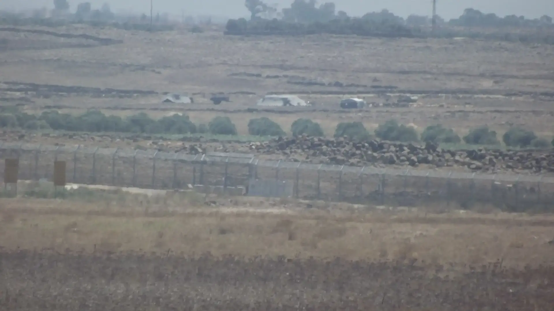 חלק מהאוהלים של הפליטים הסורים שנמצאים במרחק של מאות מטרים מהגדר בגבול סוריה ישראל, 4 ביולי 2018
חלק מהאוהלים של הפליטים הסורים שנמצאים במרחק של מאות מטרים מהגדר בגבול סוריה ישראל, 4 ביולי 2018