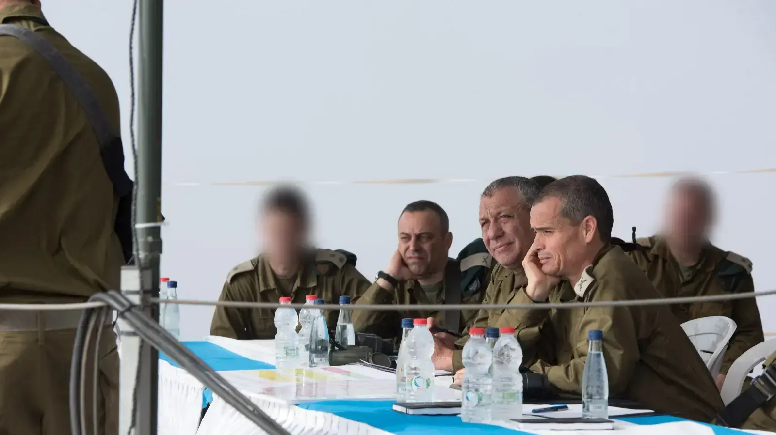 הרמטכ"ל גדי איזנקוט, ראש חטיבת המחקר תת-אלוף דרור שלום ואלוף פיקוד הצפון יואל סטריק בתדרוך של מפקד עוצבת הבשן תת-אלוף עמית פישר, 4 ביולי 2018 הרמטכ"ל גדי איזנקוט, ראש חטיבת המחקר תת-אלוף דרור שלום ואלוף פיקוד הצפון יואל סטריק בתדרוך של מפקד עוצבת הבשן תת-אלוף עמית פישר, 4 ביולי 2018