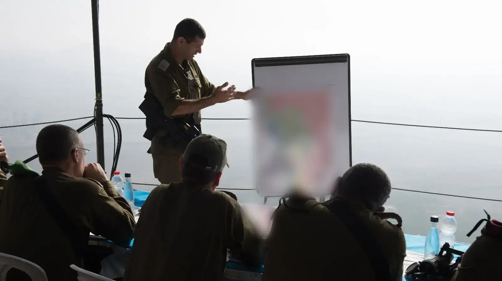 תדרוך של מפקד עוצבת הבשן תת-אלוף עמית פישר לרמטכ"ל ולקצינים בכירים ברמת הגולן, 4 ביולי 2018 תדרוך של מפקד עוצבת הבשן תת-אלוף עמית פישר לרמטכ"ל ולקצינים בכירים ברמת הגולן, 4 ביולי 2018