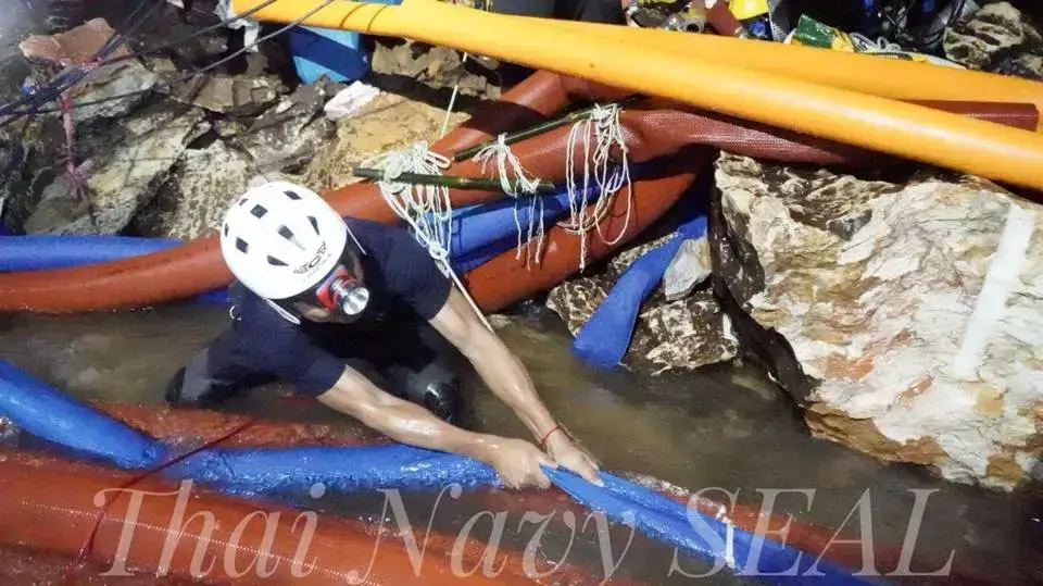 ניסיונות חילוץ הנערים שנלכדו במערה בתאילנד נמשכים, 4 ביולי, 2018 ניסיונות חילוץ הנערים שנלכדו במערה בתאילנד נמשכים, 4 ביולי, 2018