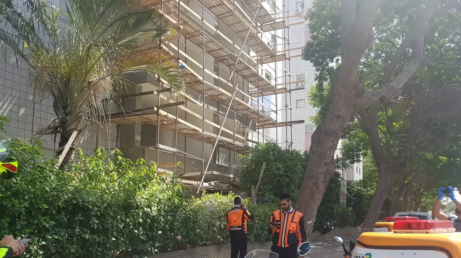 צעירשנפגע מקרש שנפל מאתר בנייה ברחוב האצ"ל בחולון צעירשנפגע מקרש שנפל מאתר בנייה ברחוב האצ"ל בחולון