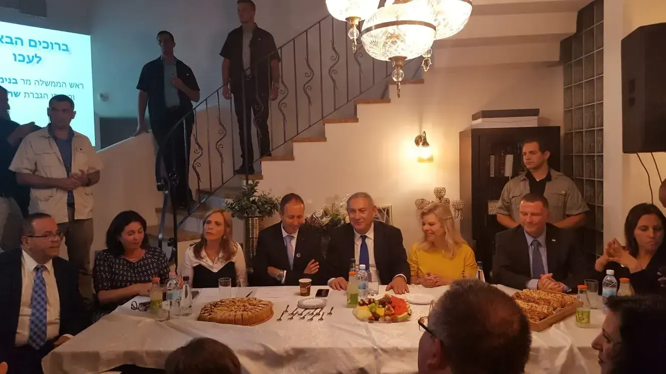 בנימין נתניהו, שרה נתניהו, יולי אדלשטיין ושרים נוספים בכנס בעכו ב-4 ביולי 2018 בנימין נתניהו, שרה נתניהו, יולי אדלשטיין ושרים נוספים בכנס בעכו ב-4 ביולי 2018