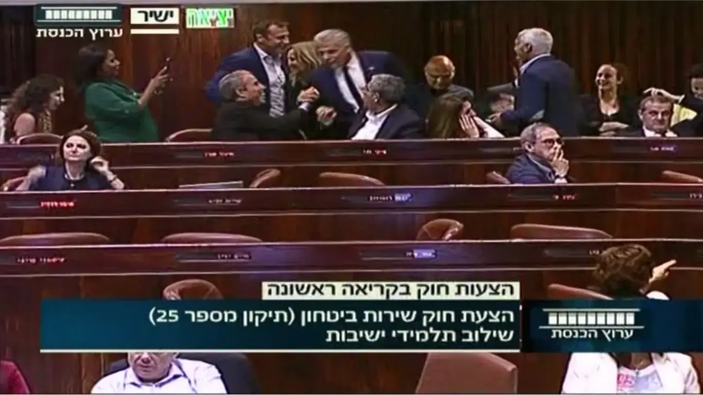 יאיר לפיד ואלעזר שטרן מתחבקים לאחר שחוק הגיוס עבר בקריאה ראשונה, 3 ביולי 2018 יאיר לפיד ואלעזר שטרן מתחבקים לאחר שחוק הגיוס עבר בקריאה ראשונה, 3 ביולי 2018