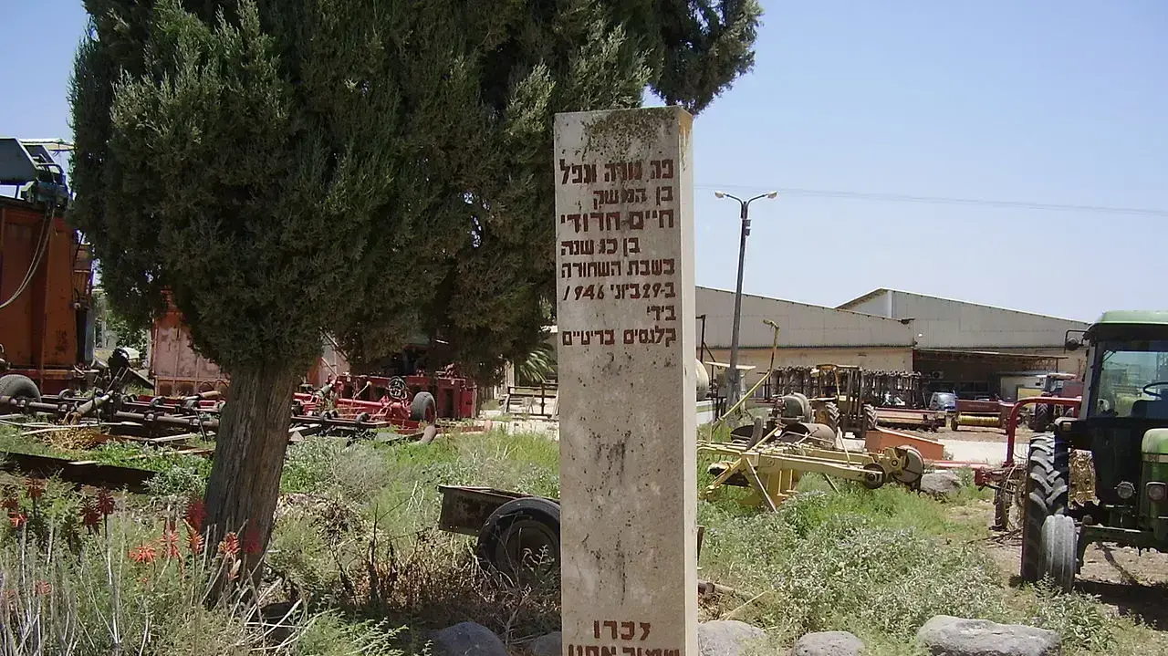 אנדרטה לחיים חרודי, חבר קיבוץ תל יוסף שנהרג מאש הבריטים בשבת השחורה אנדרטה לחיים חרודי, חבר קיבוץ תל יוסף שנהרג מאש הבריטים בשבת השחורה
