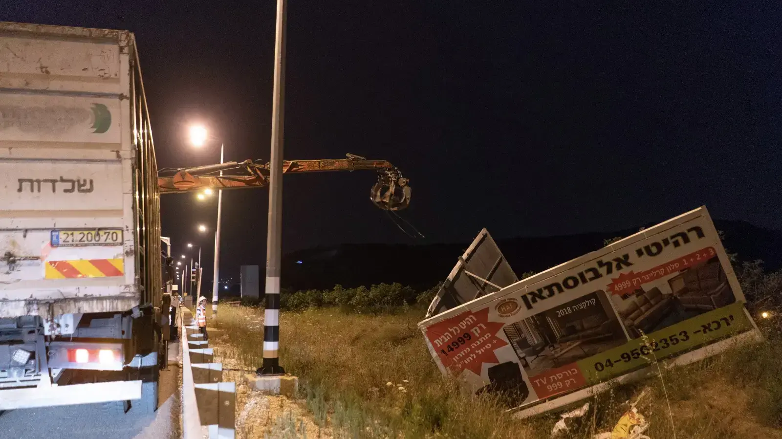 מבצע להסרת שלטי פרסום פיראטיים מכבישי ישראל מבצע להסרת שלטי פרסום פיראטיים מכבישי ישראל